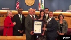 Rosa María Payá recibe el reconocimiento de la mano del comisionado de Miami-Dade José "Pepe" Díaz.