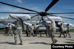 Soldados de EEUU descargan ayuda para Haití