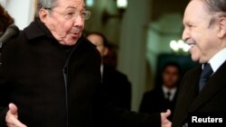Foto Archivo. Raúl Castro visitó a Abdelaziz Bouteflika en el Palacio Presidencial de Algers en Febrero de 2009.