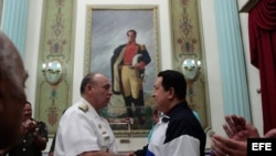 Fotografía cedida por el Palacio de Miraflores del presidente venezolano, Hugo Chávez (d), durante la ceremonia de toma de juramento del ministro de Defensa, Diego Alfredo Molero Bellavia.