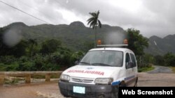 Reporta Cuba. Ambulancia del sistema médico del Plan Turquino.
