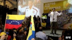 El excandidato presidencial y líder opositor venezolano Henrique Capriles habla hoy, jueves 30 de mayo de 2013, durante un encuentro con sus seguidores en Bogotá (Colombia).