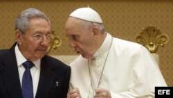 Papa Francisco junto a Raúl Castro durante audiencia privada en el vaticano en mayo 2015