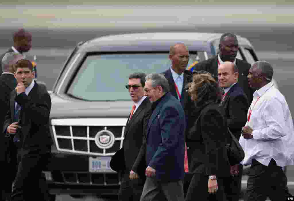 El gobernante cubano Raúl Castro despide al presidente de Estados Unidos, Barack Obama y su familia.