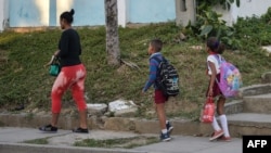 La escasez de alimentos en Cuba afecta especialmente a los niños, denuncian madres desde la isla. (Yamil Lage/AFP)