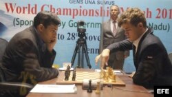 El indio Viswanathan Anand (i) vs el noruego Magnus Carlsen (d).