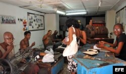 ARCHIVO. Varias personas trabajan en una zapatería estatal en La Habana. (Cuba).