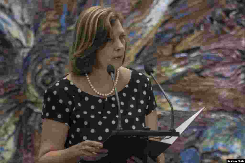 Josefina Vidal hace el juramento a nombre de los nuevos embajadores en julio del 2017.