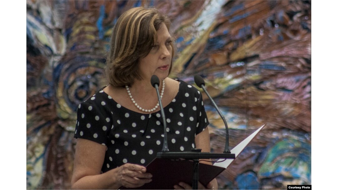 Josefina Vidal hace el juramento a nombre de los nuevos embajadores, en julio del 2017.