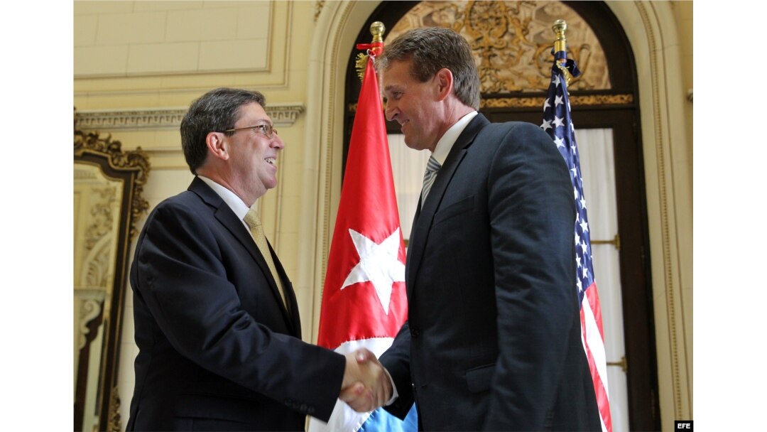 Jeff Flake (der.) visitó La Habana en 2015 como parte de una delegacion de senadores estadounidenses. En la foto, con el canciller cubano Bruno Rodríguez. (Archivo)