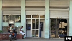 Escasez de efectivo en bancos cubanos dispara venta de turnos y comisiones
