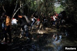 Venezolanos atraviesan la frontera desde Colombia a través de una "trocha" o sendero ilegal.