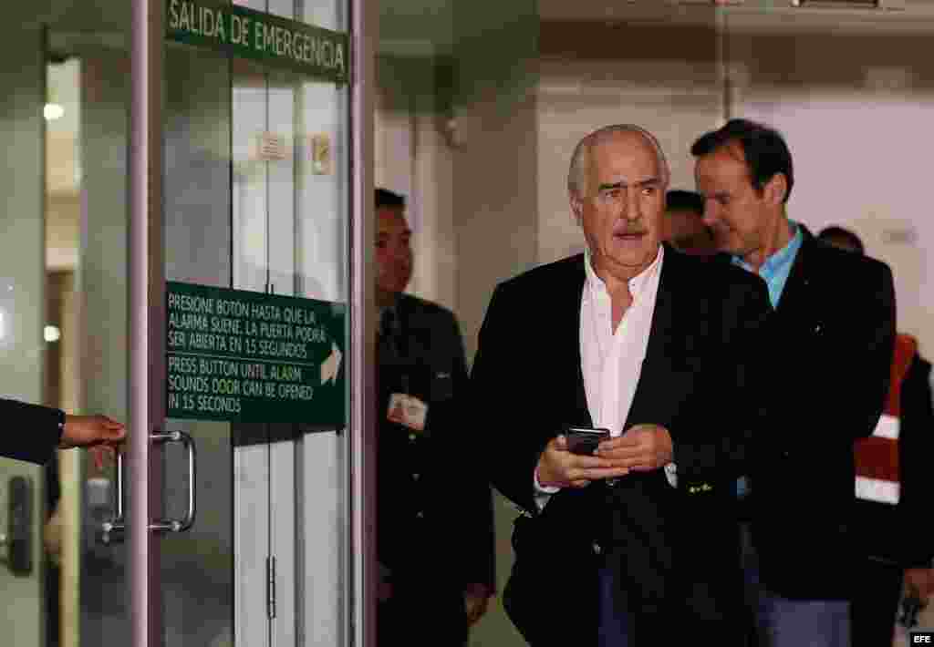 Los expresidente de Colombia Andrés Pastrana (i) y de Bolivia Jorge Quiroga (d) hablan con la prensa a su llegada al aeropuerto El Dorado.