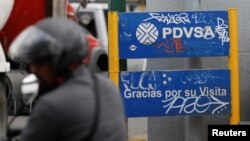 El logo de PDVSA en una estación de gasolina en Caracas. 