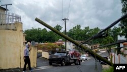 Un poste de electricidad derribado por el huracán Isaías en Mayaguez, Puerto Rico. (Ricardo ARDUENGO/AFP)