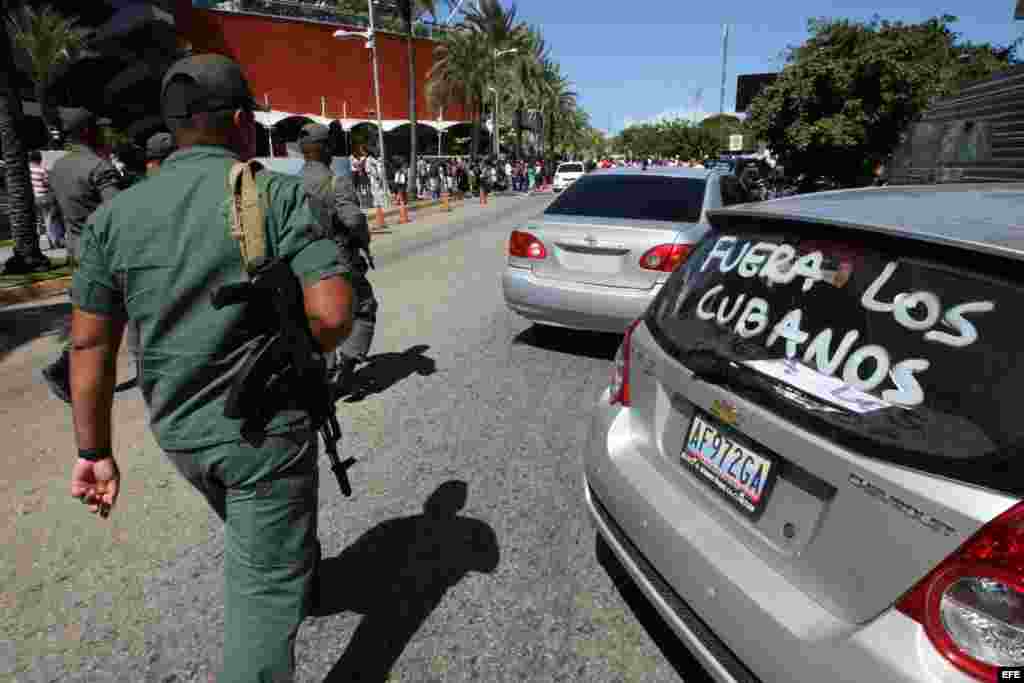 Autoridades venezolanas acuden al lugar de una protesta el domingo 2 de febrero de 2014, frente al hotel que hospeda al equipo cubano de Villa Clara.
