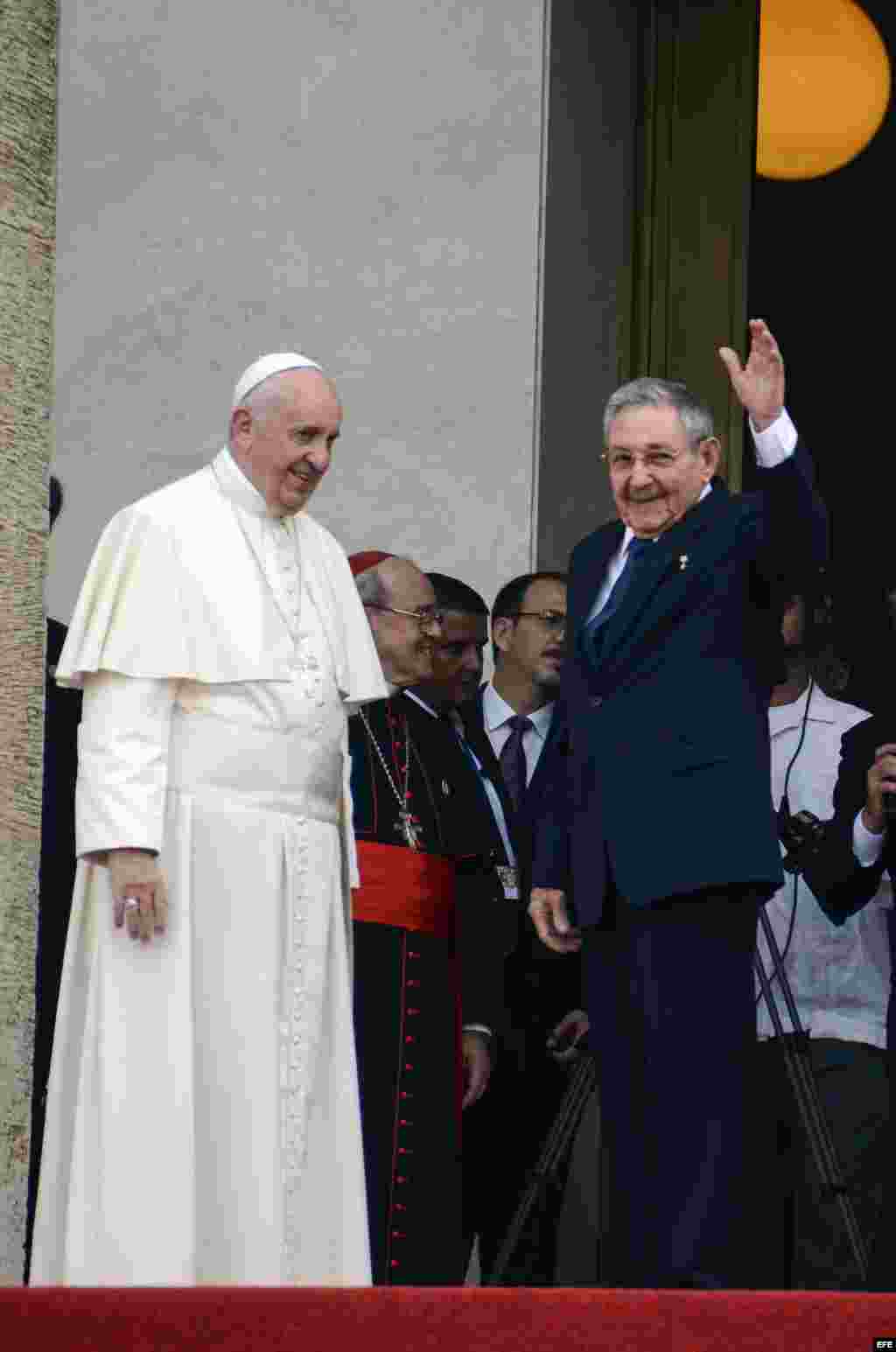 El papa Francisco y Raúl Castro se saludan en La Habana