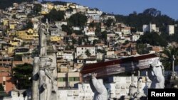 El entierro de una víctima del COVID-19 en Río de Janeiro. REUTERS/Ricardo Moraes