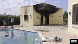 Vista de los restos carbonizados de un edificio del consulado estadounidense en Bengasi (Libia) hoy, miércoles 12 de septiembre de 2012. En un ataque lanzado anoche contra este consulado murieron el embajador estadounidense, Chris Steven, y otros tres com