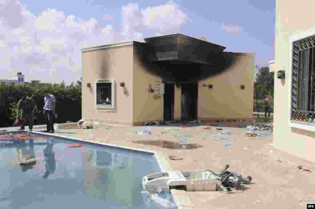 Vista de los restos carbonizados de un edificio del consulado estadounidense en Bengasi (Libia) hoy, miércoles 12 de septiembre de 2012. En un ataque lanzado anoche contra este consulado murieron el embajador estadounidense, Chris Steven, y otros tres com