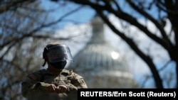 Un soldado custodia los alrededores del Capitolio de EEUU el 2 de abril de 2021.