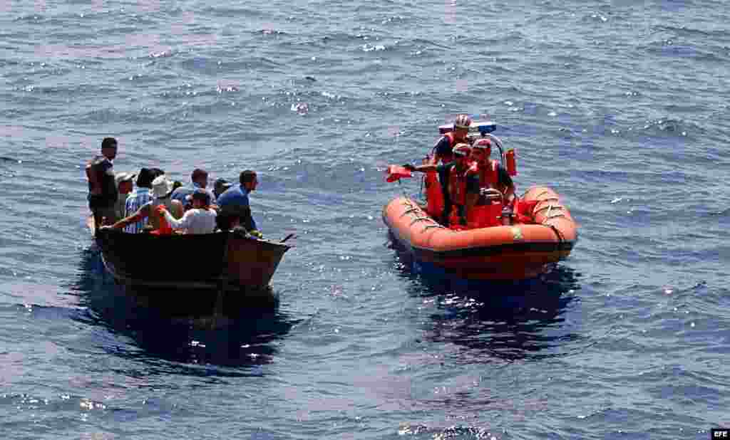 MIA02 CAYO HUESO (FL, EEUU), 31/05/2007.- Fotografía del 18 de mayo, 2007 divulgada por la Guardia Costera de EEUU que muestra el momento en que varios balseros cubanos son interceptados por los guardias estadounidenses unas 82 millas al suroeste de Cayo 