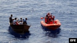 Fotografía de la Guardia Costera de EEUU que muestra el momento en que varios balseros cubanos son interceptados en el mar.