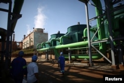 Trabajadores caminan en la planta de níquel Pedro Soto Alba, en la ciudad oriental de Moa, Cuba, el 10 de junio de 2016. REUTERS/Alexandre Meneghini