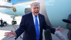 El presidente de Estados Unidos, Donald Trump, habla con los medios antes de partir de West Palm Beach a bordo del Air Force One. (REUTERS/Kevin Lamarque)