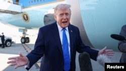 El presidente de Estados Unidos, Donald Trump, habla con los medios antes de partir de West Palm Beach a bordo del Air Force One. (REUTERS/Kevin Lamarque)