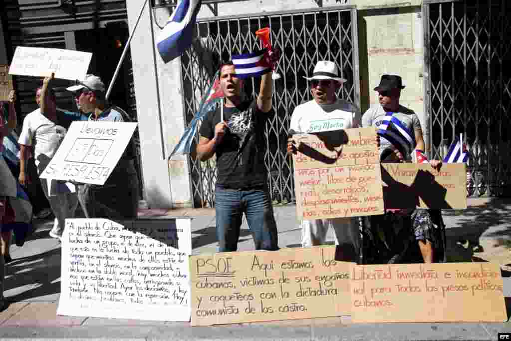 Los expresos pol&iacute;ticos cubanos y&nbsp; familiares acogidos en Espa&ntilde;a se manifiestan frente a la sede del PSOE en Madrid.