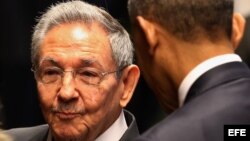 Raúl Castro (c) recibe al presidente de Estados Unidos Barack Obama (d) hoy, lunes 21 de marzo de 2016, en la ceremonia oficial de recibimiento en el Palacio de la Revolución en La Habana (Cuba).