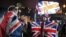 Un seguidor del Brexit posa con la bandera del Reino Unido antes del comienzo de las celebraciones en la Plaza del Parlamento por la salida del país de la Unión Europea. 