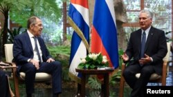 El canciller ruso Sergéui Lavrov y el dictador cubano, Miguel Díaz-Canel el 20 de abril de 2023 en La Habana. (Reuters via Third Party).