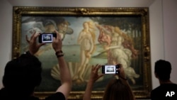 Visitantes admiran de cerca el "Nacimiento de Venus" del pintor del Renacimiento temprano Sandro Botticelli, en el museo de la Galería Uffizi, en Florencia, Italia. (AP Foto/Luca Bruno)