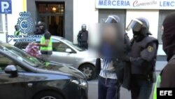 Policía Nacional de la operación en la que ha detenido a nueve personas hoy en la capital de España y ha desmantelado una red internacional de captación y envío de yihadista.