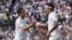 El tenista suizo Roger Federer (d) tras su victoria ante el escocés Andy Murray (i).