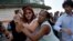 Agentes de civil reprimen a Ileana Hernández el 11 de mayo en 2019 en La Habana, durante una marcha LGTBI. Yamil Lage/AFP.