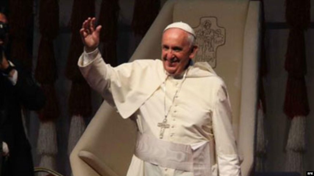 El papa Francisco habla ante miles de personas que se congregan en la costanera