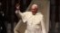 El papa Francisco habla ante miles de personas que se congregan en la costanera