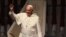El papa Francisco habla ante miles de personas que se congregan en la costanera