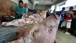 Un carnicero vende carne de cerdo en un mercado de La Habana, Cuba. (Archivo/Rodrigo Arangua/AFP/Archivo)