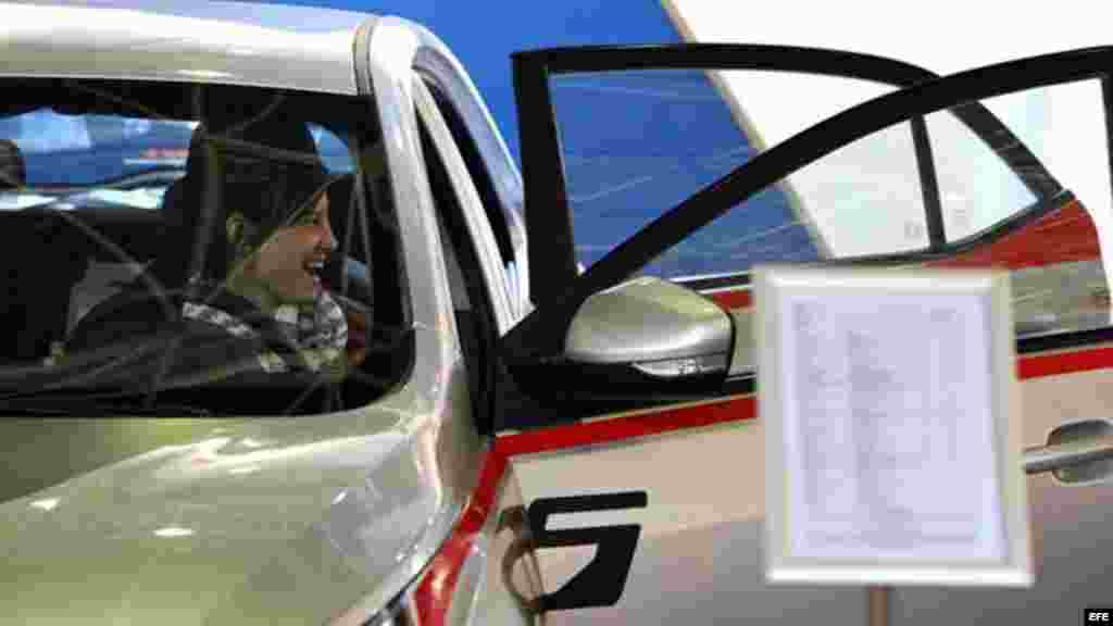 Una mujer prueba un automóvil MG de fabricación china