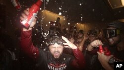 El receptor de los Diamondbacks de Arizona, Gabriel Moreno, celebra en el vestuario después de su victoria contra los Filis de Filadelfia, el 24 de octubre de 2023. (Foto AP/Brynn Anderson)