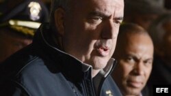  El jefe policial local Edward Davis (i) y el gobernador de Massachusetts Deval Patrick (d)