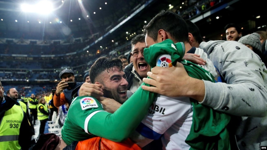 El defensa del Leganés, Diego Rico (i), celebra con los aficionados su pase a las semifinales de la Copa del Rey tras derrotar al Real Madrid.