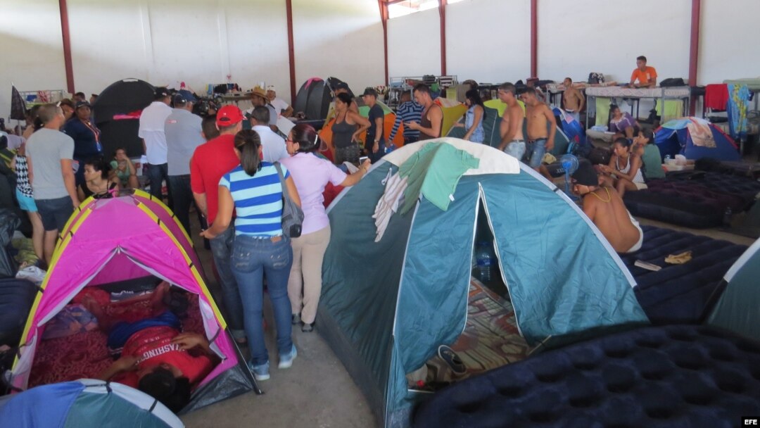 Un grupo de cubanos en un albergue en la zona fronteriza de Panamá y Costa Rica. EFE