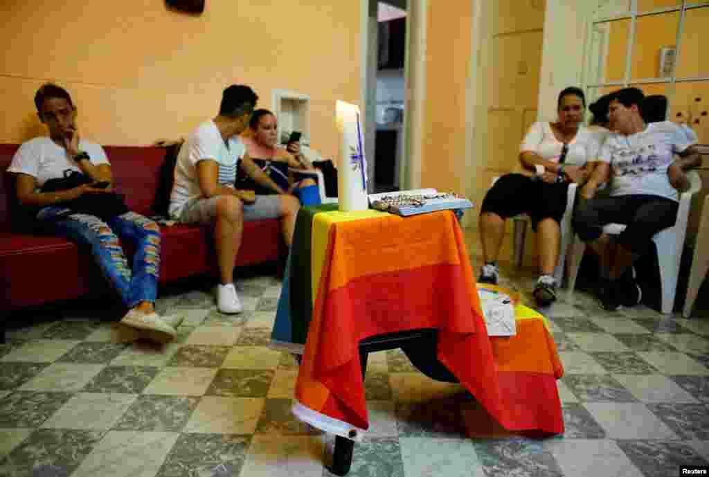 Una bandera gay en un altar improvisado en un servicio religioso en La Habana.
