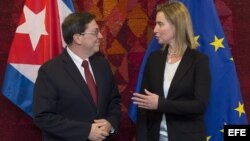 La representante de Política Exterior de la UE, Federica Mogherini (d) conversa con el canciller de Cuba, Bruno Rodríguez (i) durante un encuentro bilateral celebrado en Bruselas, Bélgica el 22 de abril de 2015.