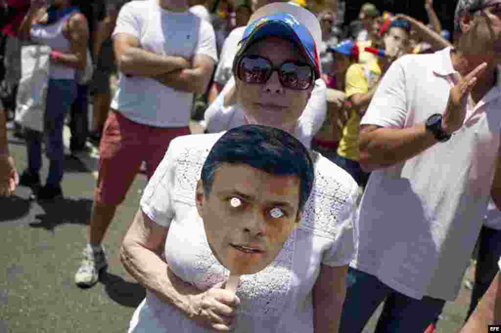 Los opositores -en su mayoría estudiantes- permanecenfirmes en las calles reclamando por el alto costo de la vida, la acuciante escasez de bienes básicos y la inseguridad de las que culpan a Maduro, un ex chofer de autobús de 51 años.